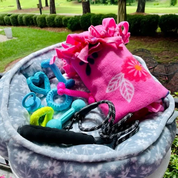 NWT🐾💗Small Dog Gift Bed Basket💗🐾Comes w/leash,blanket,8 great toys,plush…